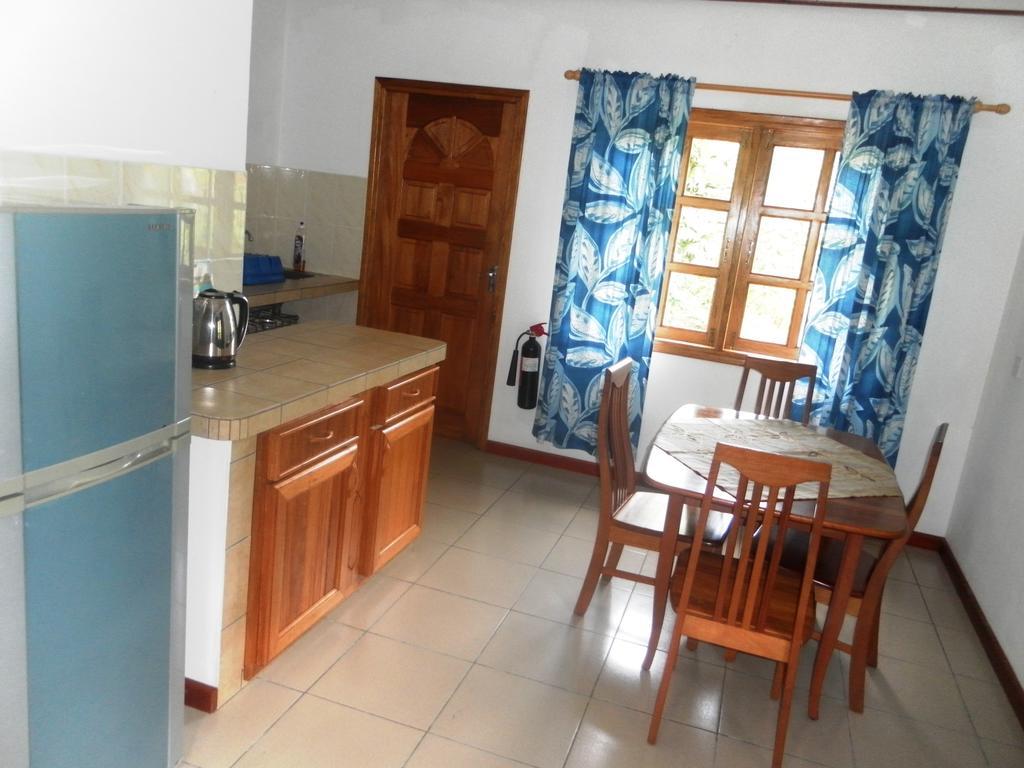 La Digue Ylang Ylang Villa Room photo